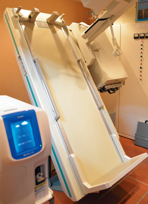 レントゲン透視室で各部位のレントゲン撮影や胃透視などを実施