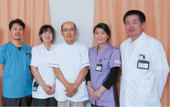 左から藤田部長、荻野作業療法士、髙橋院長、 比嘉看護師、浅井副院長 