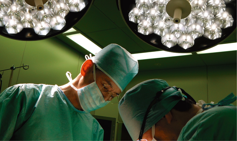 さまざまな肝胆膵外科手術に携わる大久保医師、長谷川医師