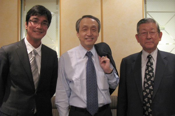 中田先生を囲んで、恩師の阿部弘・北海道大学名誉教授とともに。