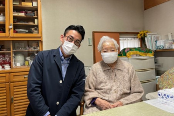 先日102歳の誕生日を迎えた患者さんのご自宅で。